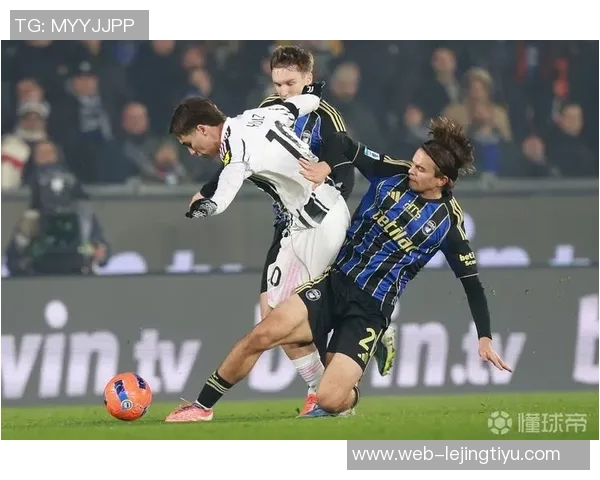 伊尔迪兹赛后与大卫路易斯合影留念称赞传奇球员的精彩表现